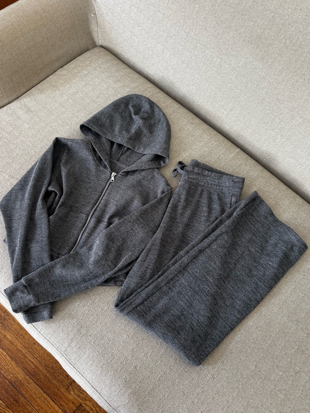 Two-piece set with wide-leg pants and a cropped hooded top